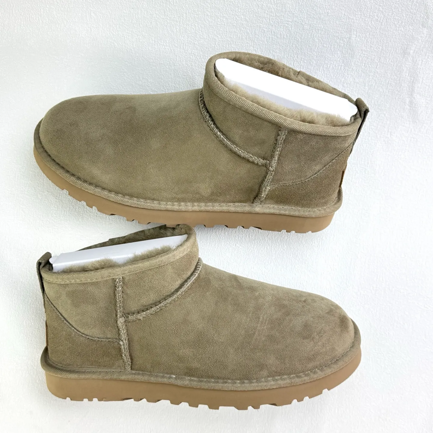 💰380 1116109 UGG Classic Ultra Mini Same style as Zhou Dongyu and Wang Yibo Thin-soled short snow boots Xiaohongshu hot style Wool one-piece mini boots Premium suede upper Delicate feel Wool lining Comfortable and skin-friendly Warm and comfortable so you are not afraid of cold weather Wear-resistant one-piece foam shoe cover EVA soft elastic thick sole Heightening outsole Purchasing level Essential winter snow boots Size: 35 36 37 38 39 40 41 42 43 44 45